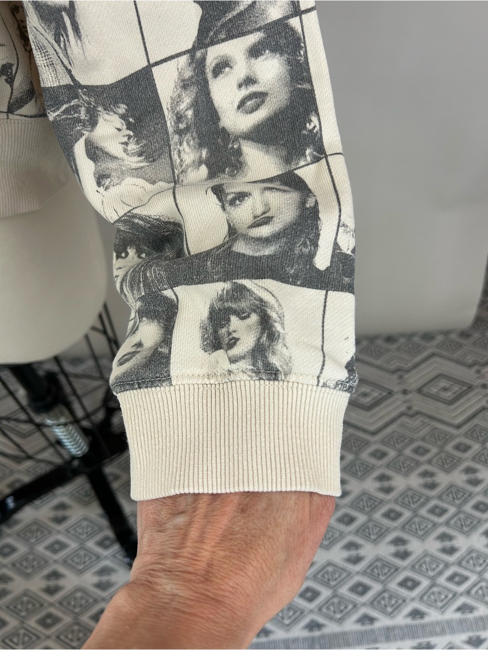 Taylor Swift The Eras Tour Beige Cropped Sweatshirt Sz Small - Picture 7 of 9